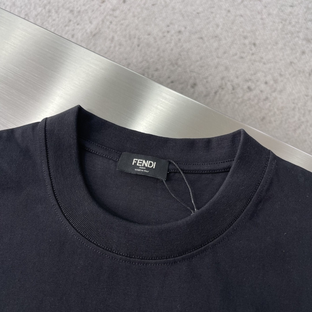 -FEND 早冬新款T恤，300克高支高密纯棉面料，中间饰以刺绣图案，经典FF标志，车工走线彰显高品细节