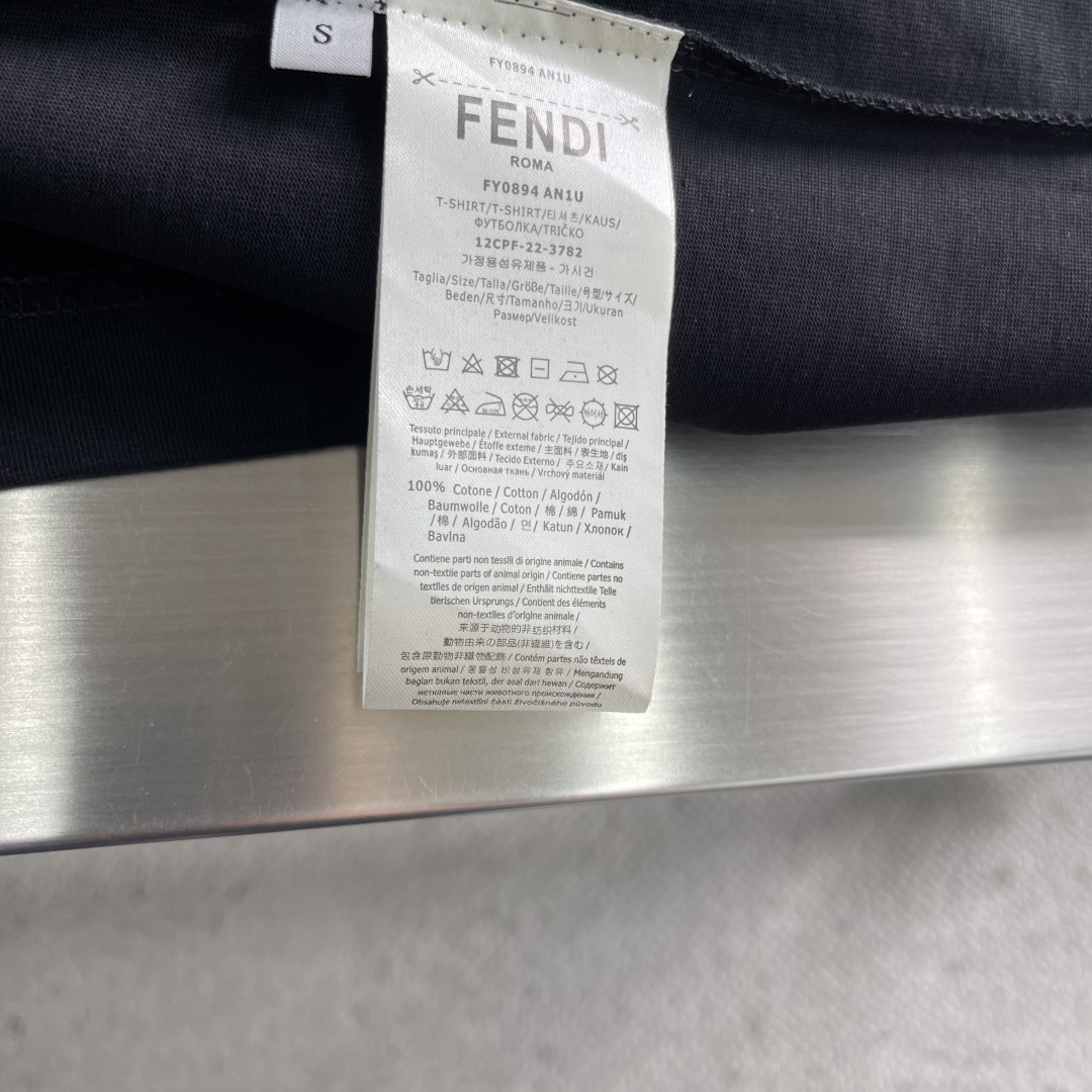 -FEND 早冬新款T恤，300克高支高密纯棉面料，中间饰以刺绣图案，经典FF标志，车工走线彰显高品细节