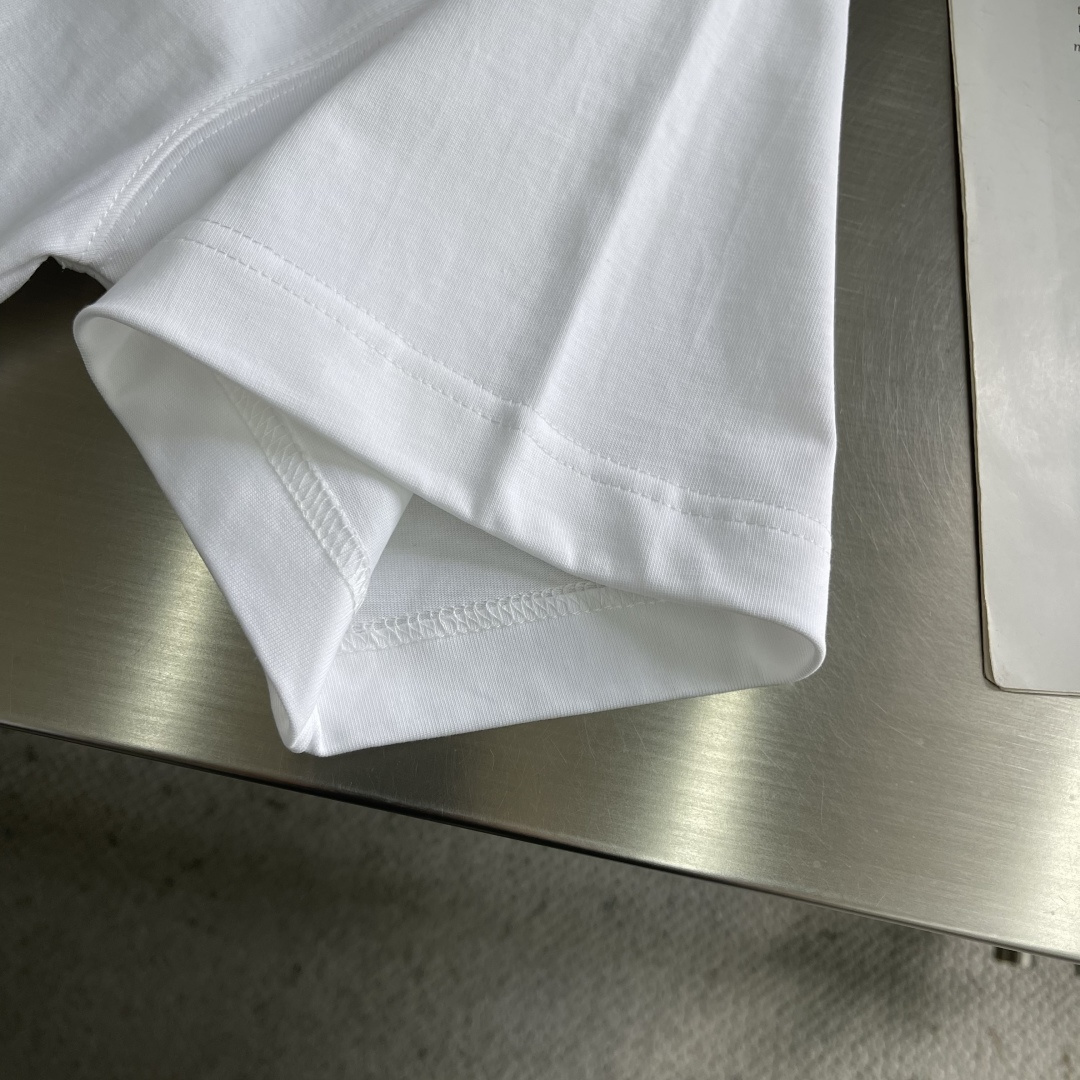 -FEND 早冬新款T恤，300克高支高密纯棉面料，中间饰以刺绣图案，经典FF标志，车工走线彰显高品细节