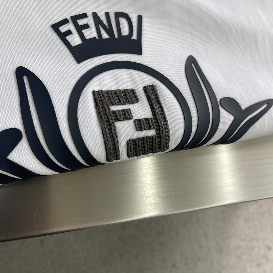 -FEND 早冬新款T恤，300克高支高密纯棉面料，中间饰以刺绣图案，经典FF标志，车工走线彰显高品细节