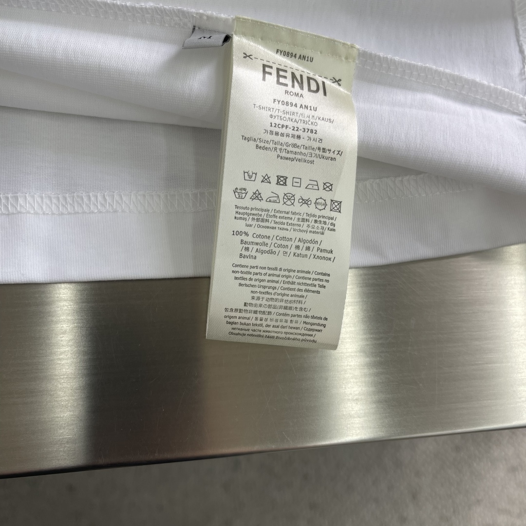 -FEND 早冬新款T恤，300克高支高密纯棉面料，中间饰以刺绣图案，经典FF标志，车工走线彰显高品细节
