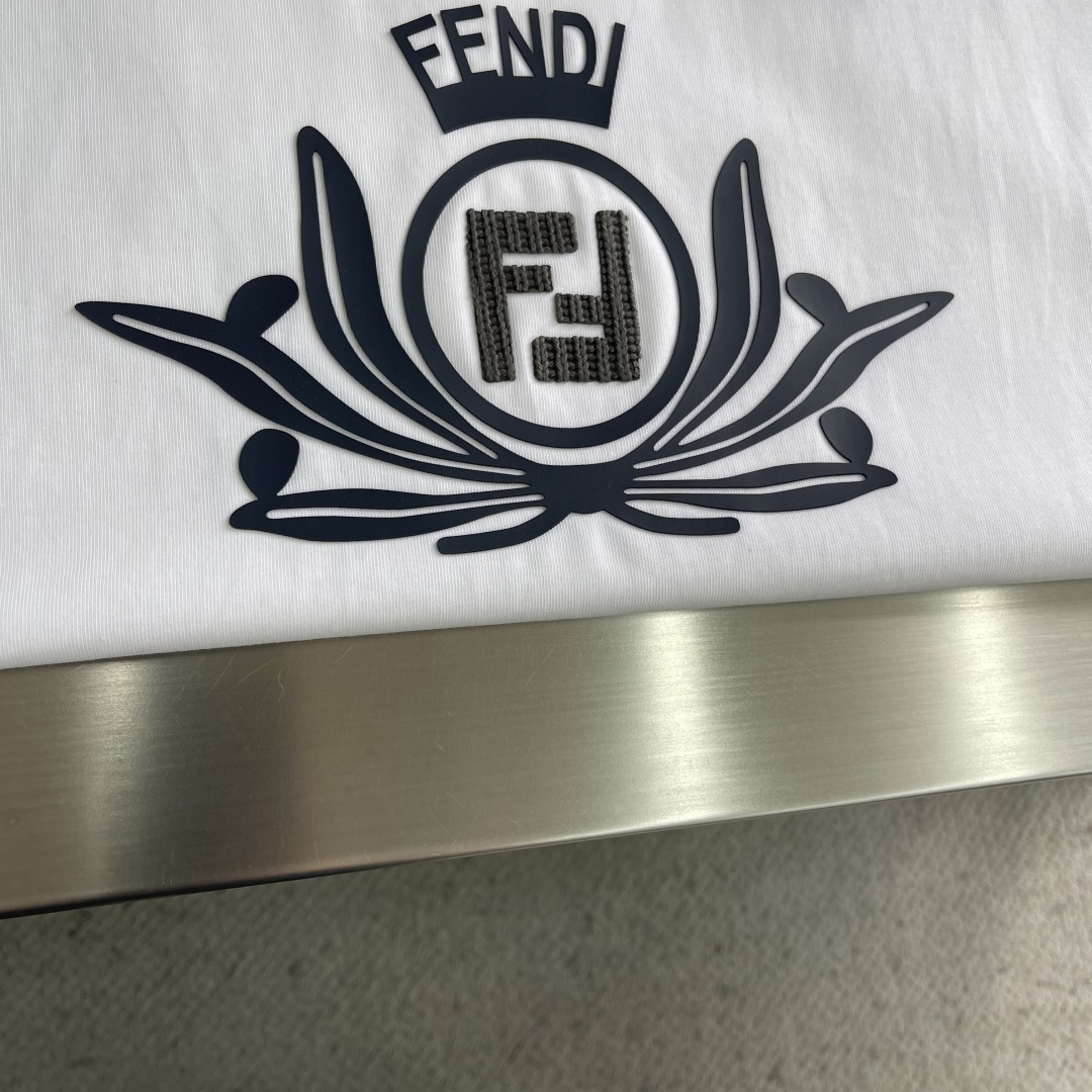 -FEND 早冬新款T恤，300克高支高密纯棉面料，中间饰以刺绣图案，经典FF标志，车工走线彰显高品细节