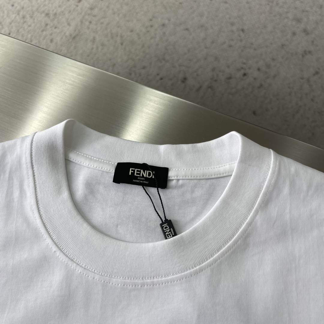 -FEND 早冬新款T恤，300克高支高密纯棉面料，中间饰以刺绣图案，经典FF标志，车工走线彰显高品细节