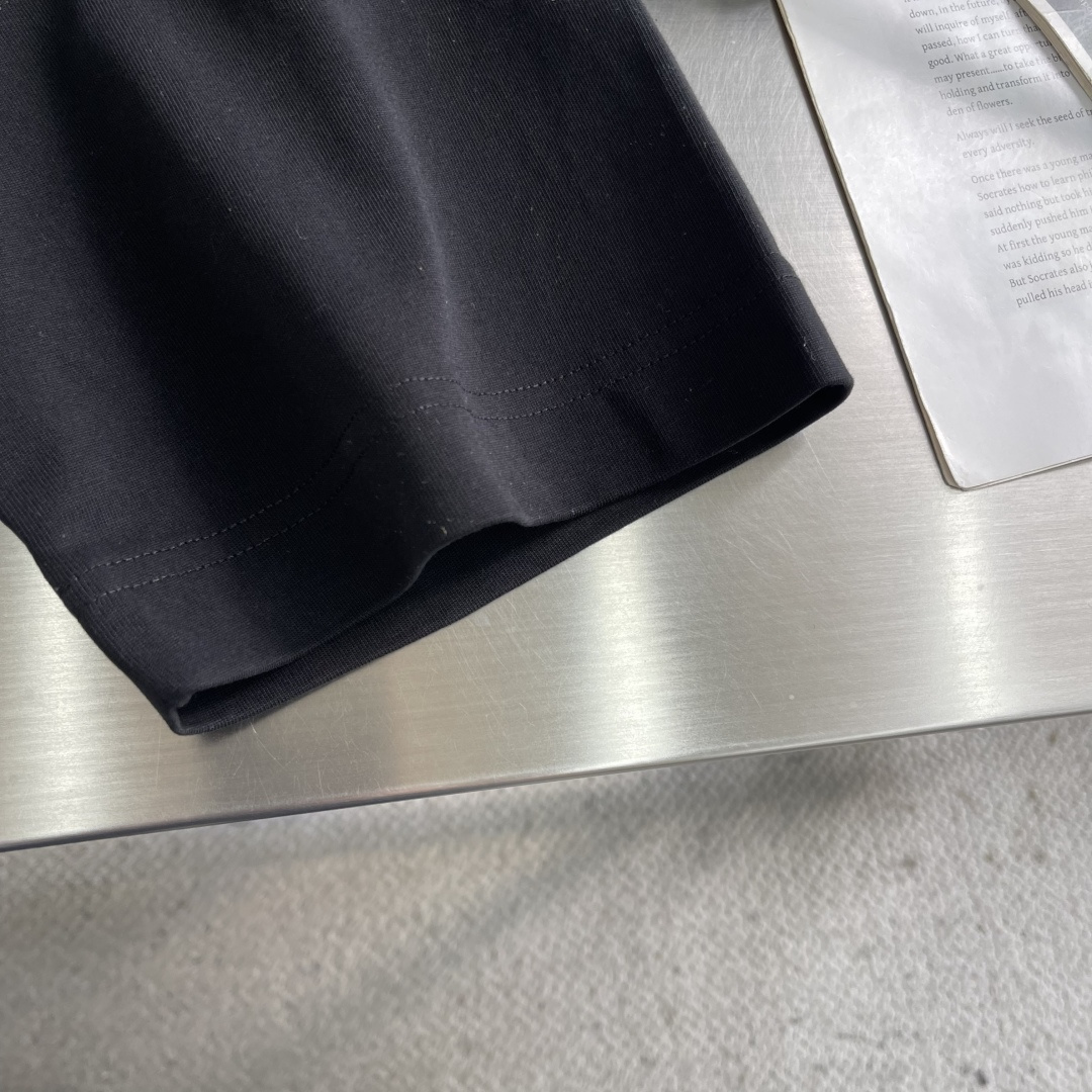 -GUCC 新款新季针织单品，持续匠心演绎品牌元素。这款T恤以白色针织棉匠心打造，缀饰Gucc滑雪者织带