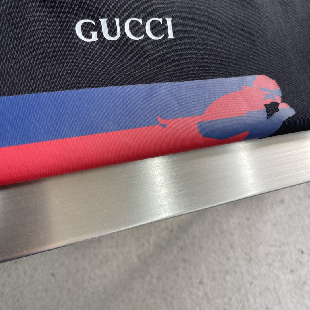 -GUCC 新款新季针织单品，持续匠心演绎品牌元素。这款T恤以白色针织棉匠心打造，缀饰Gucc滑雪者织带