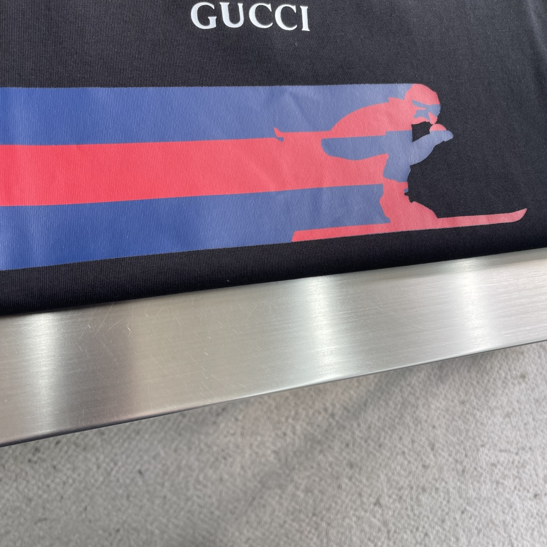 -GUCC 新款新季针织单品，持续匠心演绎品牌元素。这款T恤以白色针织棉匠心打造，缀饰Gucc滑雪者织带