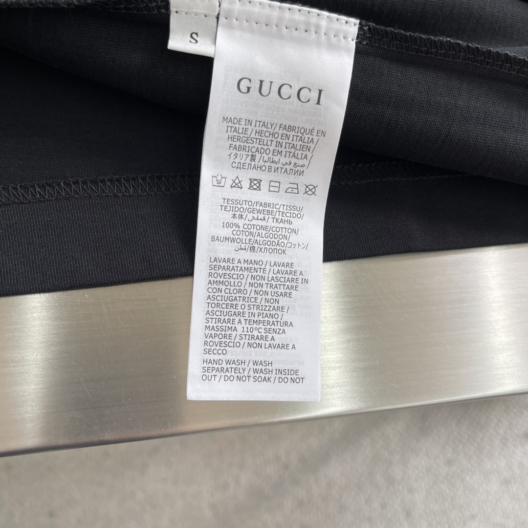 -GUCC 新款新季针织单品，持续匠心演绎品牌元素。这款T恤以白色针织棉匠心打造，缀饰Gucc滑雪者织带