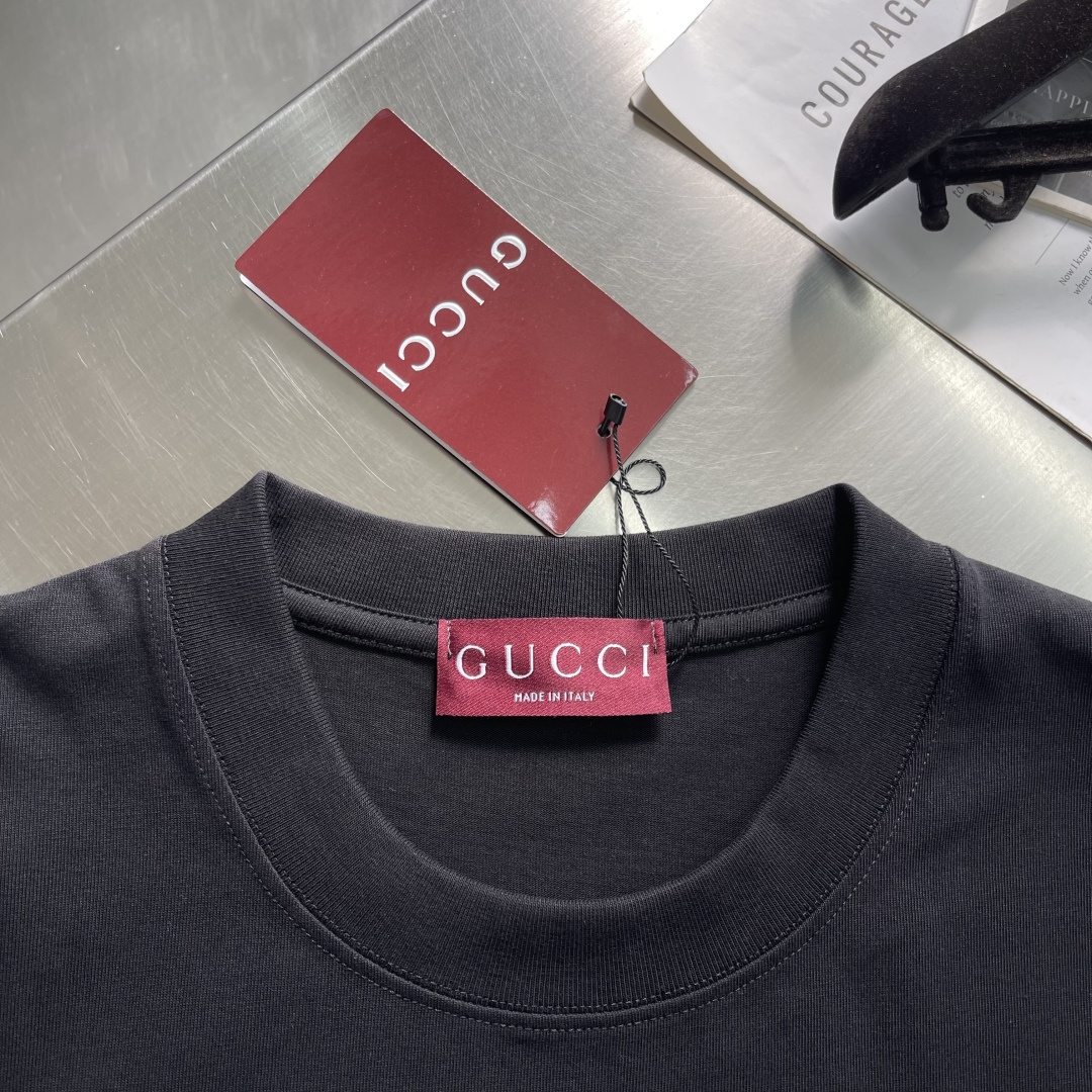 -GUCC 新款新季针织单品，持续匠心演绎品牌元素。这款T恤以白色针织棉匠心打造，缀饰Gucc滑雪者织带