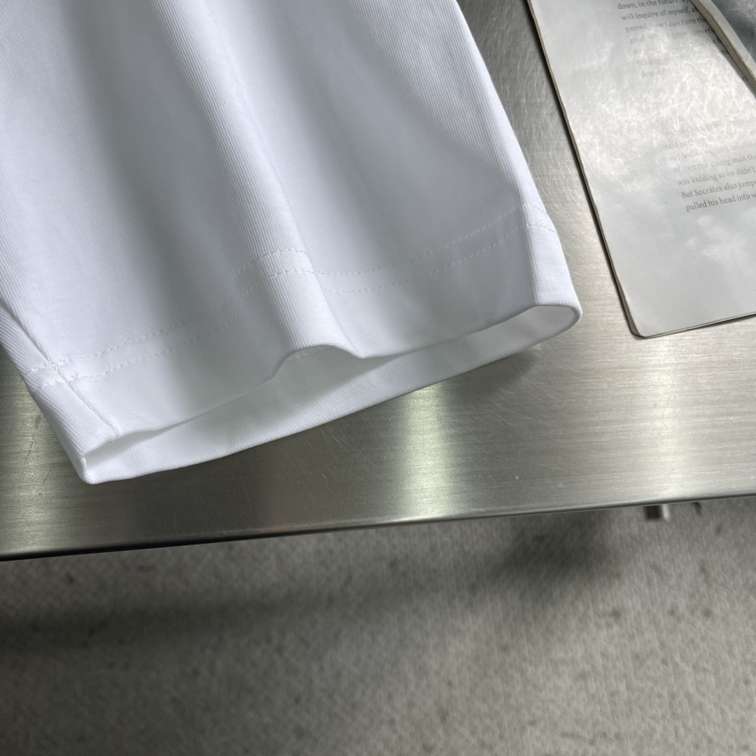 -GUCC 新款新季针织单品，持续匠心演绎品牌元素。这款T恤以白色针织棉匠心打造，缀饰Gucc滑雪者织带