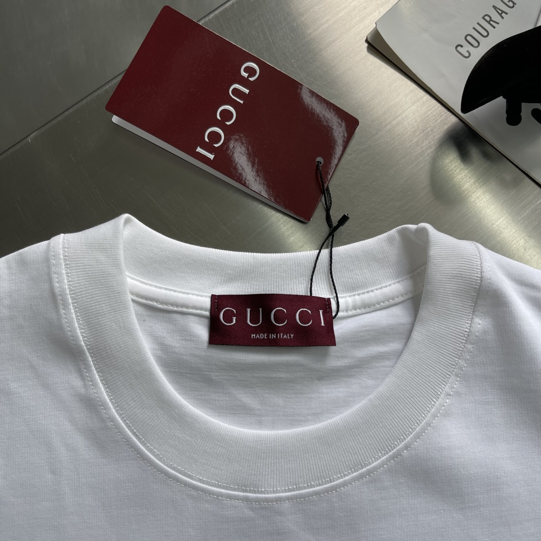 -GUCC 新款新季针织单品，持续匠心演绎品牌元素。这款T恤以白色针织棉匠心打造，缀饰Gucc滑雪者织带