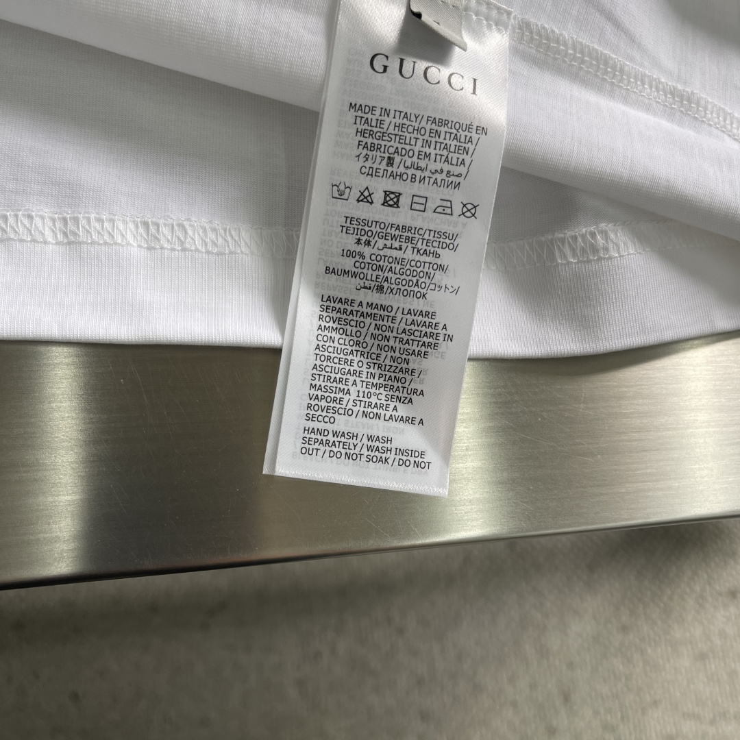 -GUCC 新款新季针织单品，持续匠心演绎品牌元素。这款T恤以白色针织棉匠心打造，缀饰Gucc滑雪者织带