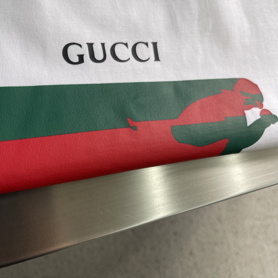 -GUCC 新款新季针织单品，持续匠心演绎品牌元素。这款T恤以白色针织棉匠心打造，缀饰Gucc滑雪者织带