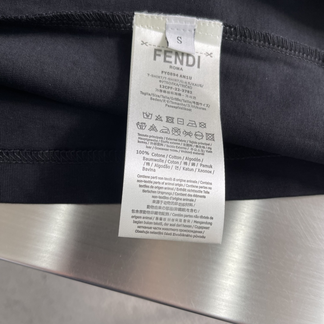 -FEND 25fw新款圆领短袖T恤，300克纯棉面料，走线细致工整，正面饰黑色和黄色放大版FENDI印