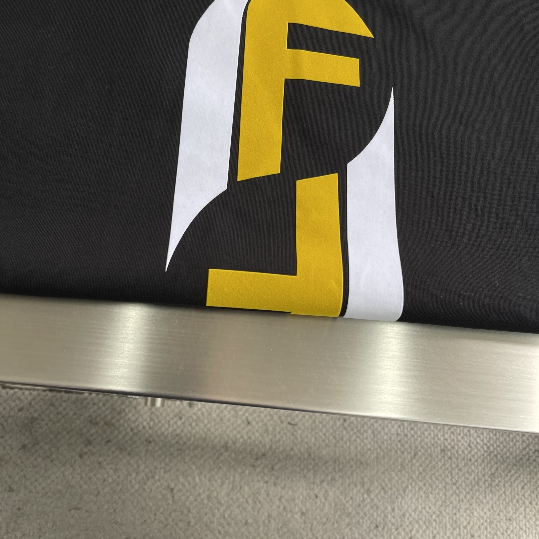 -FEND 25fw新款圆领短袖T恤，300克纯棉面料，走线细致工整，正面饰黑色和黄色放大版FENDI印