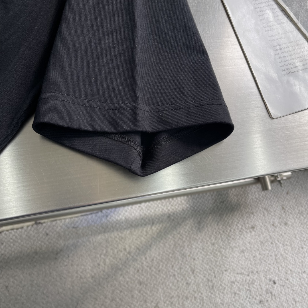 -FEND 25fw新款圆领短袖T恤，300克纯棉面料，走线细致工整，正面饰黑色和黄色放大版FENDI印