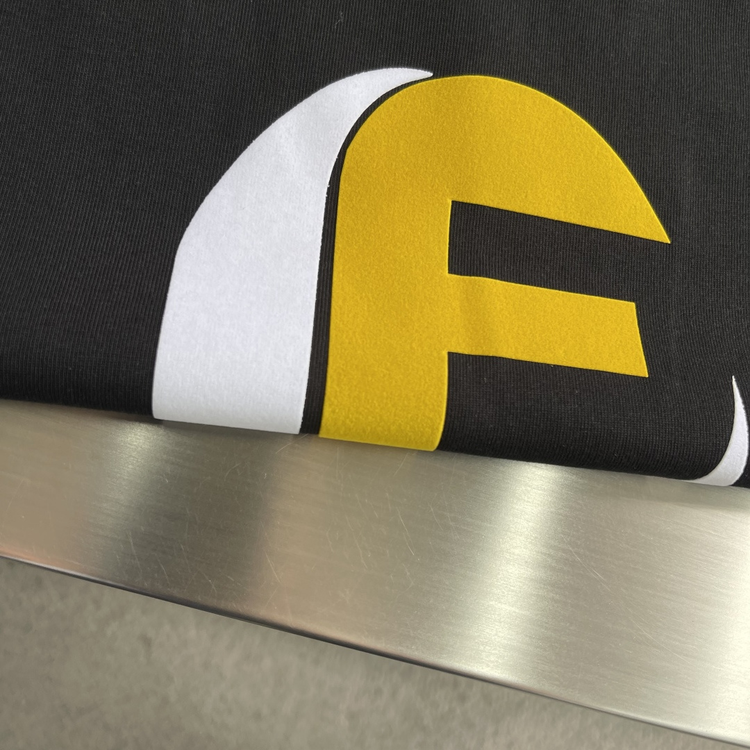 -FEND 25fw新款圆领短袖T恤，300克纯棉面料，走线细致工整，正面饰黑色和黄色放大版FENDI印