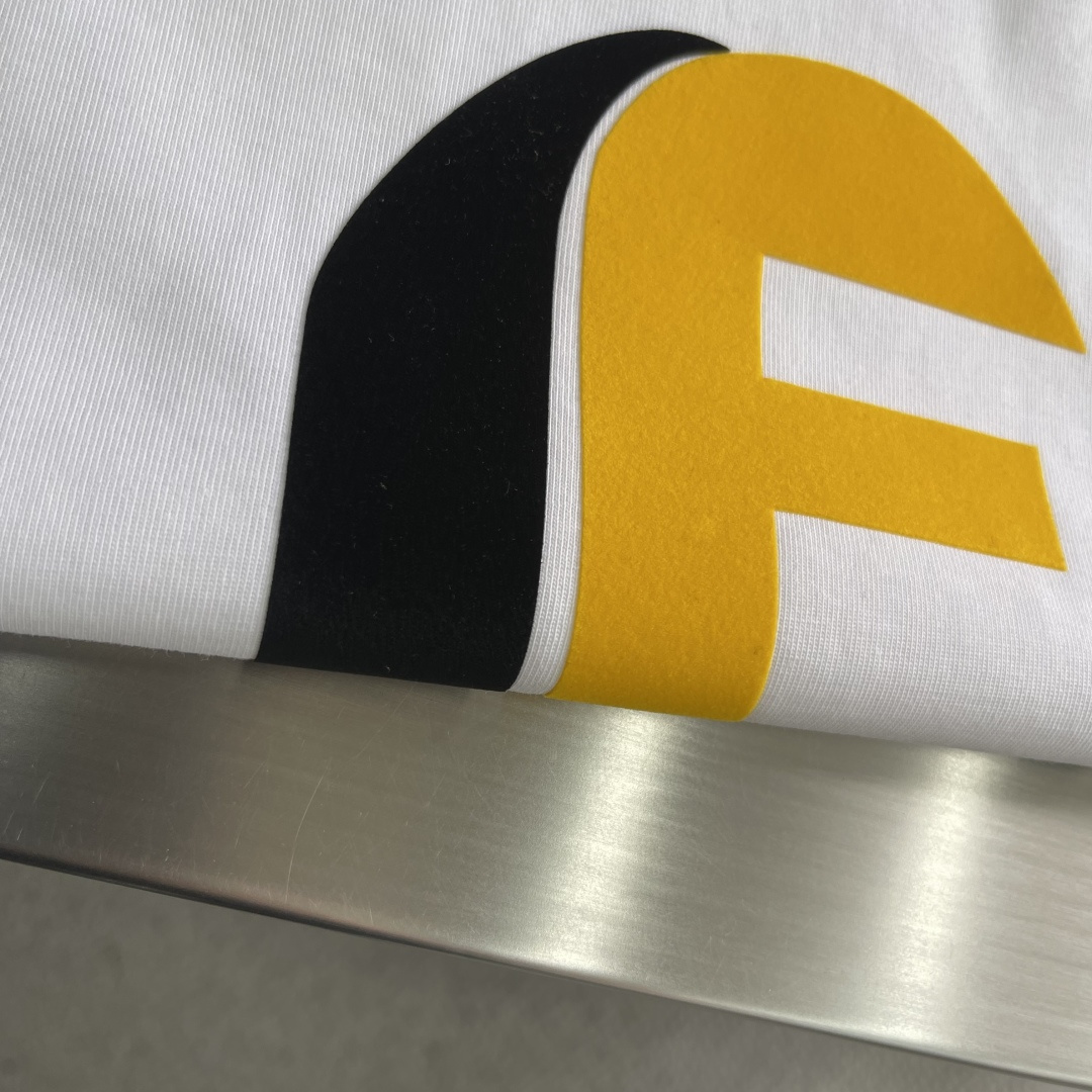 -FEND 25fw新款圆领短袖T恤，300克纯棉面料，走线细致工整，正面饰黑色和黄色放大版FENDI印