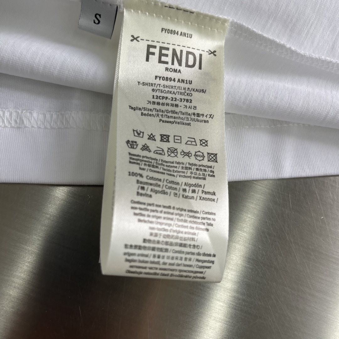 -FEND 25fw新款圆领短袖T恤，300克纯棉面料，走线细致工整，正面饰黑色和黄色放大版FENDI印