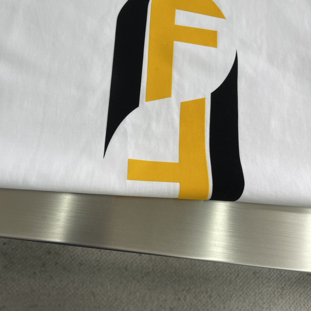 -FEND 25fw新款圆领短袖T恤，300克纯棉面料，走线细致工整，正面饰黑色和黄色放大版FENDI印