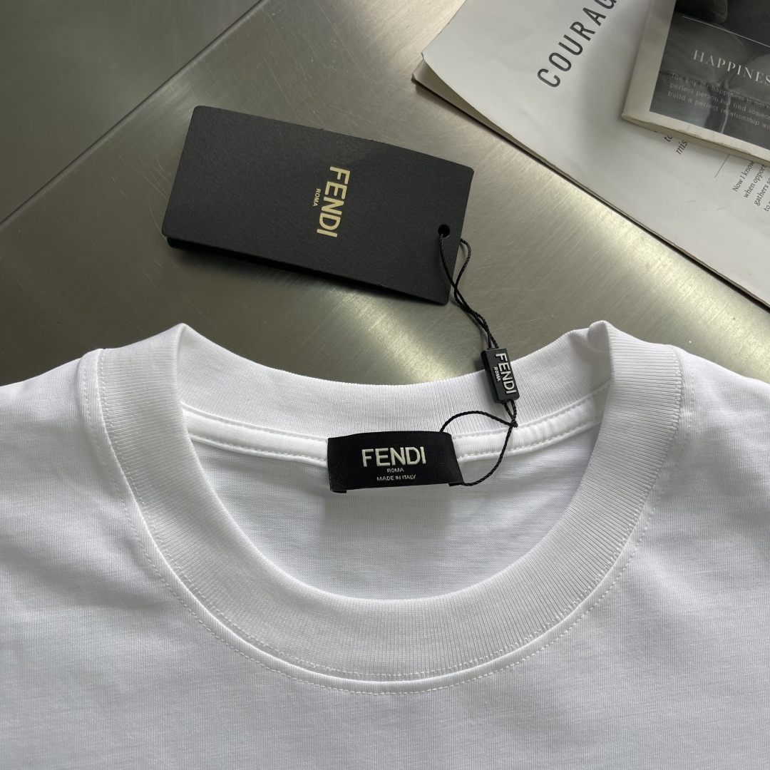 -FEND 25fw新款圆领短袖T恤，300克纯棉面料，走线细致工整，正面饰黑色和黄色放大版FENDI印