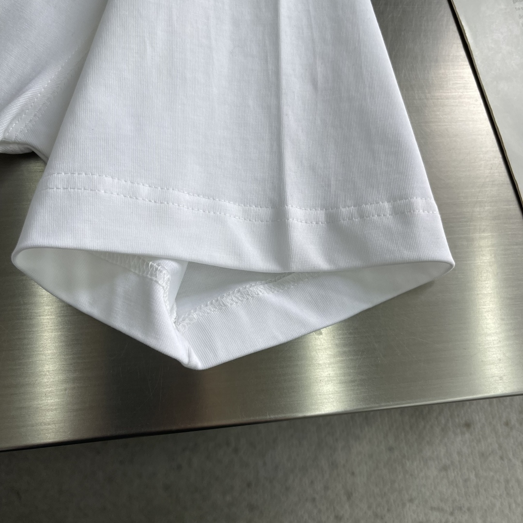 -FEND 25fw新款圆领短袖T恤，300克纯棉面料，走线细致工整，正面饰黑色和黄色放大版FENDI印