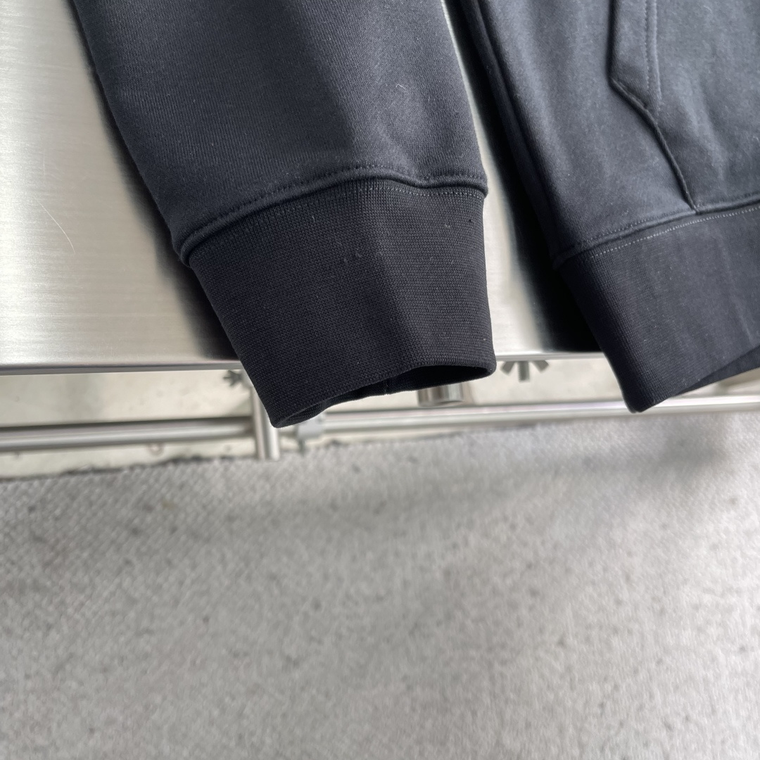 -Celin 2025冬季新款连帽卫衣，版型超棒，下摆收口不紧绷，高密毛圈面料，上身舒适有型，男女同款，