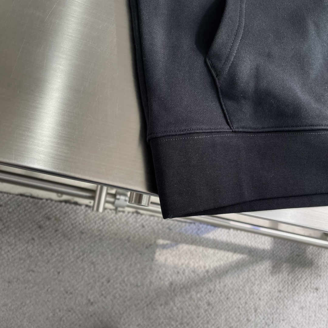 -Celin 2025冬季新款连帽卫衣，版型超棒，下摆收口不紧绷，高密毛圈面料，上身舒适有型，男女同款，