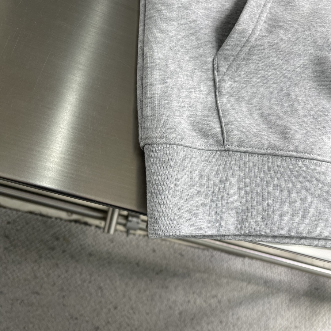 -Celin 2025冬季新款连帽卫衣，版型超棒，下摆收口不紧绷，高密毛圈面料，上身舒适有型，男女同款，