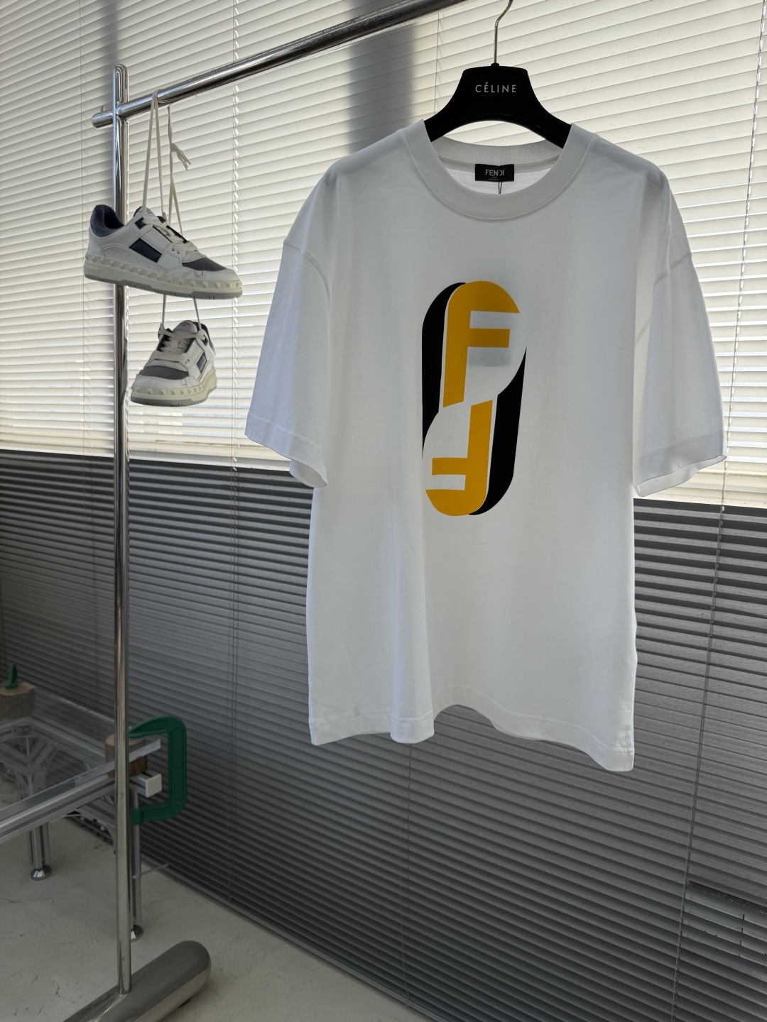 -FEND 25fw新款圆领短袖T恤，300克纯棉面料，走线细致工整，正面饰黑色和黄色放大版FENDI印