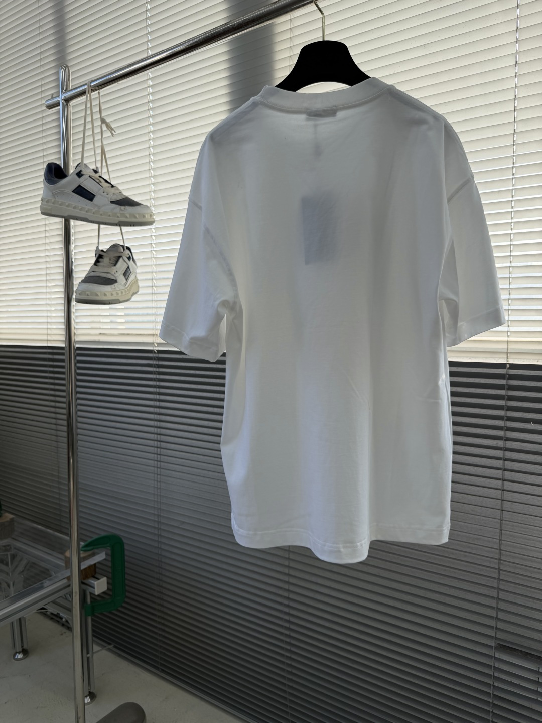 -FEND 25fw新款圆领短袖T恤，300克纯棉面料，走线细致工整，正面饰黑色和黄色放大版FENDI印