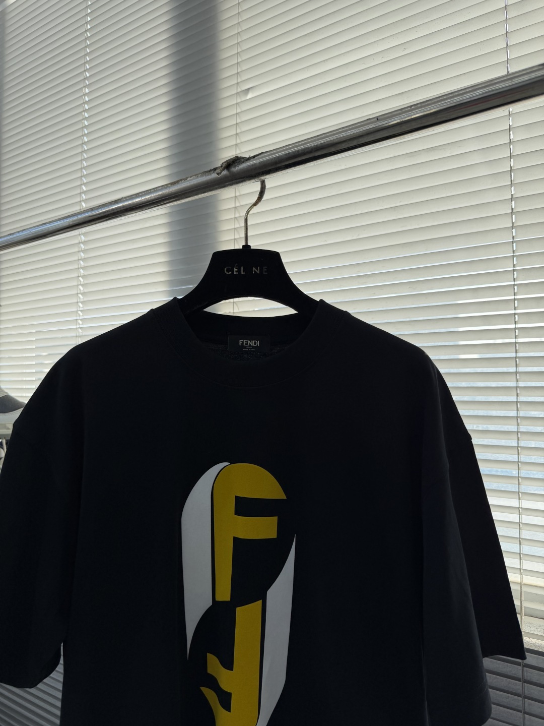 -FEND 25fw新款圆领短袖T恤，300克纯棉面料，走线细致工整，正面饰黑色和黄色放大版FENDI印