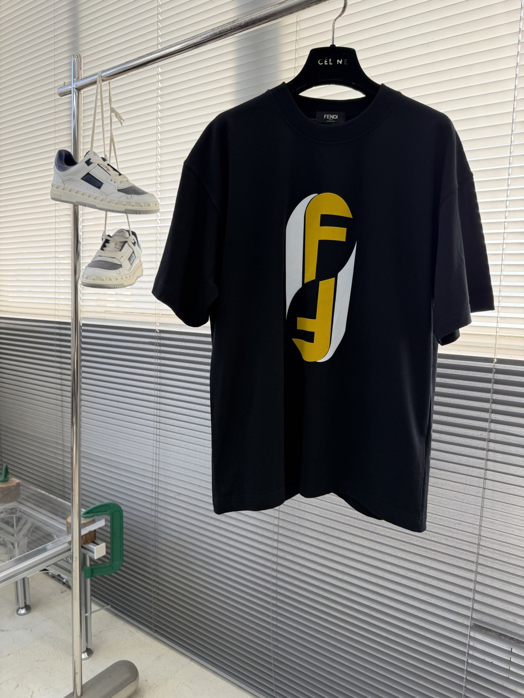 -FEND 25fw新款圆领短袖T恤，300克纯棉面料，走线细致工整，正面饰黑色和黄色放大版FENDI印