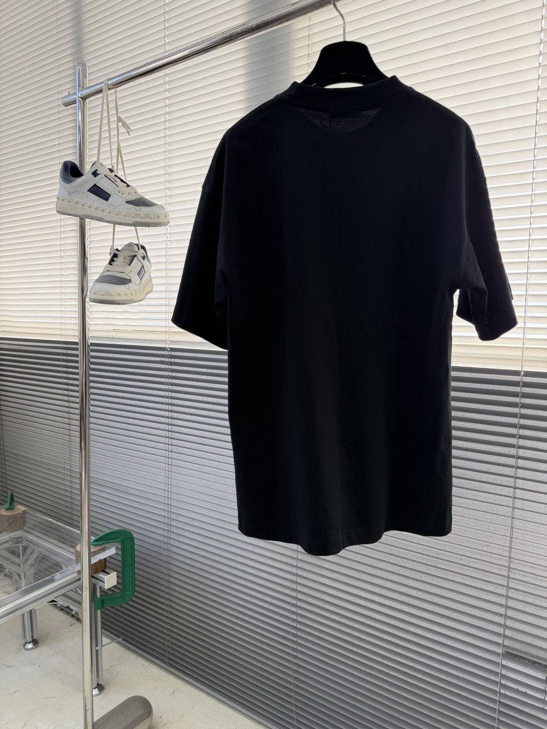 -FEND 25fw新款圆领短袖T恤，300克纯棉面料，走线细致工整，正面饰黑色和黄色放大版FENDI印