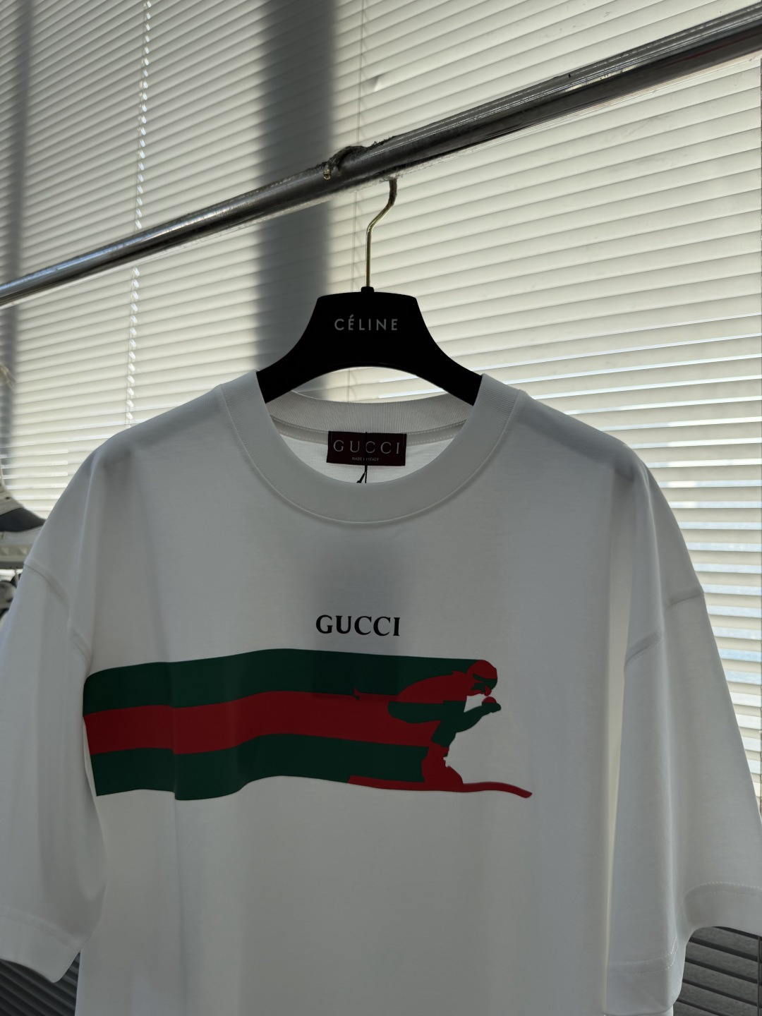 -GUCC 新款新季针织单品，持续匠心演绎品牌元素。这款T恤以白色针织棉匠心打造，缀饰Gucc滑雪者织带