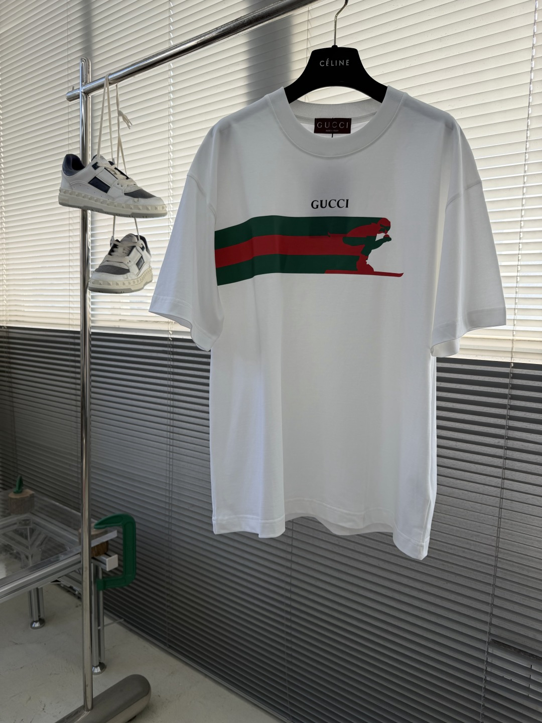 -GUCC 新款新季针织单品，持续匠心演绎品牌元素。这款T恤以白色针织棉匠心打造，缀饰Gucc滑雪者织带