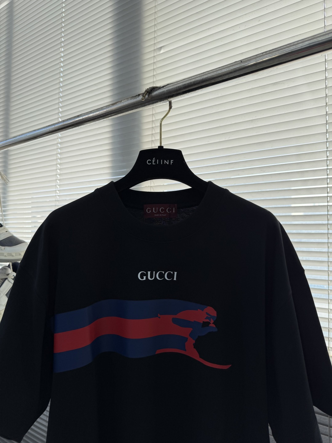 -GUCC 新款新季针织单品，持续匠心演绎品牌元素。这款T恤以白色针织棉匠心打造，缀饰Gucc滑雪者织带