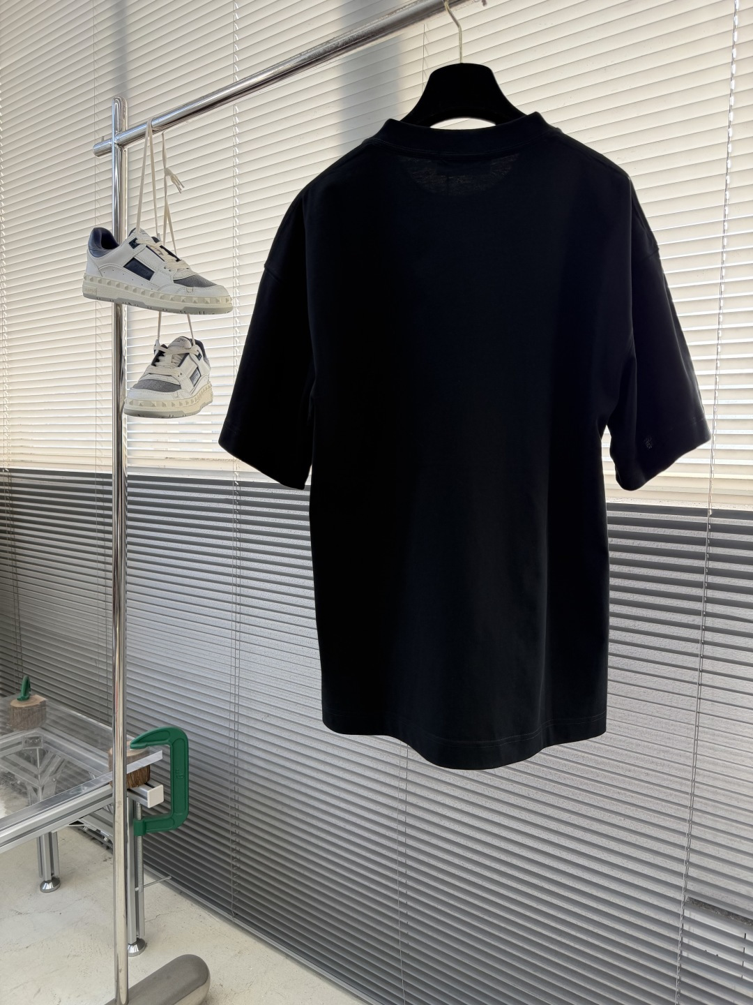 -GUCC 新款新季针织单品，持续匠心演绎品牌元素。这款T恤以白色针织棉匠心打造，缀饰Gucc滑雪者织带