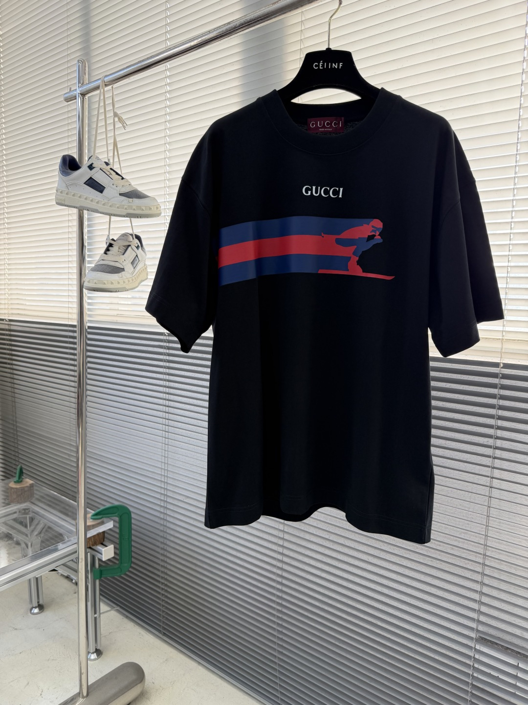 -GUCC 新款新季针织单品，持续匠心演绎品牌元素。这款T恤以白色针织棉匠心打造，缀饰Gucc滑雪者织带