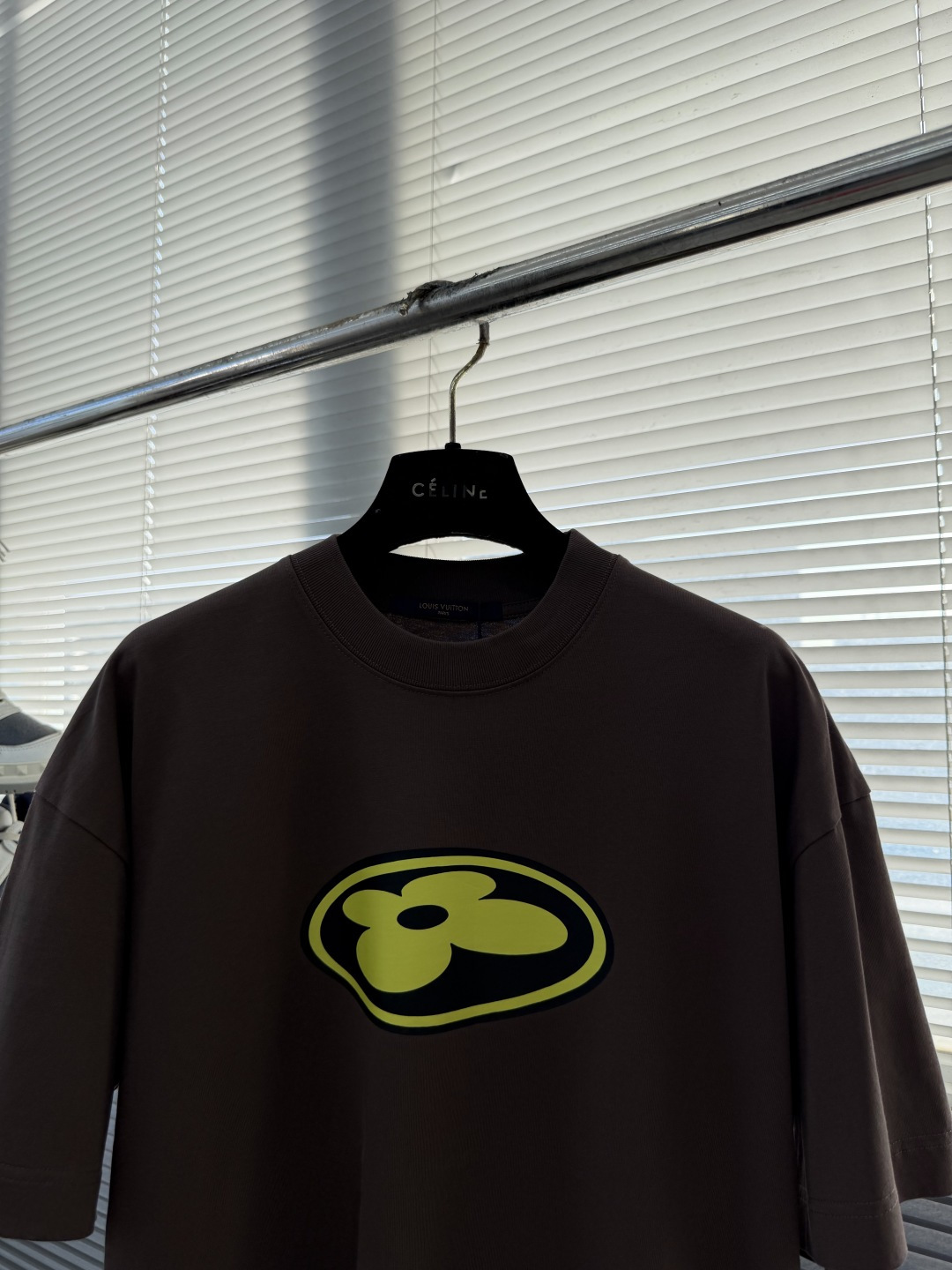 -驴牌 当季新款T恤，本款T恤取材柔软棉布，以2025秋冬秀场的风尚元素点亮日常造型，正面1V Flow