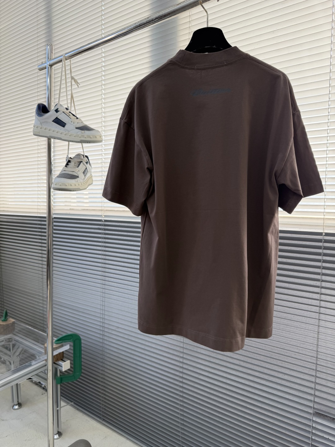 -驴牌 当季新款T恤，本款T恤取材柔软棉布，以2025秋冬秀场的风尚元素点亮日常造型，正面1V Flow