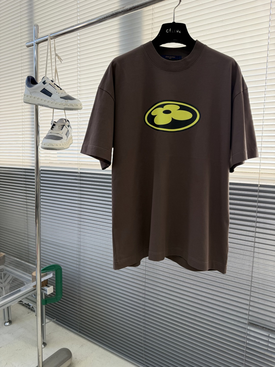 -驴牌 当季新款T恤，本款T恤取材柔软棉布，以2025秋冬秀场的风尚元素点亮日常造型，正面1V Flow