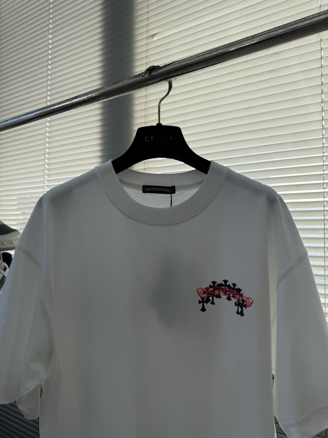 -CH 克罗心 新款T恤，300克重磅纯棉面料，oversized 版型还原美式风格。复合磨砂材料搭配玫