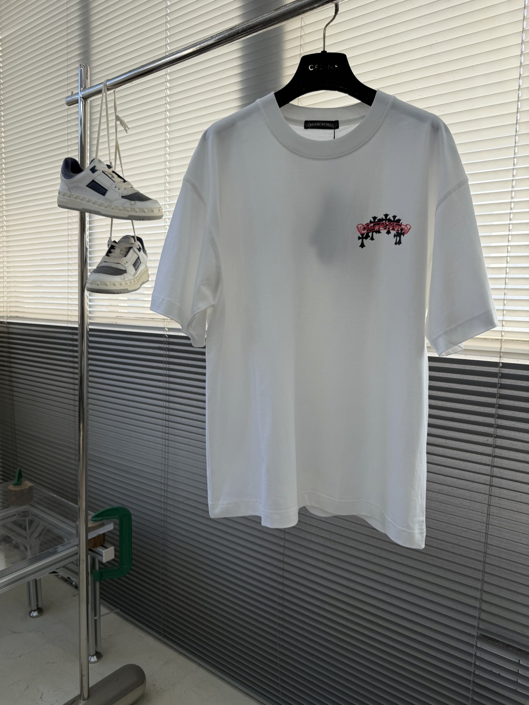 -CH 克罗心 新款T恤，300克重磅纯棉面料，oversized 版型还原美式风格。复合磨砂材料搭配玫