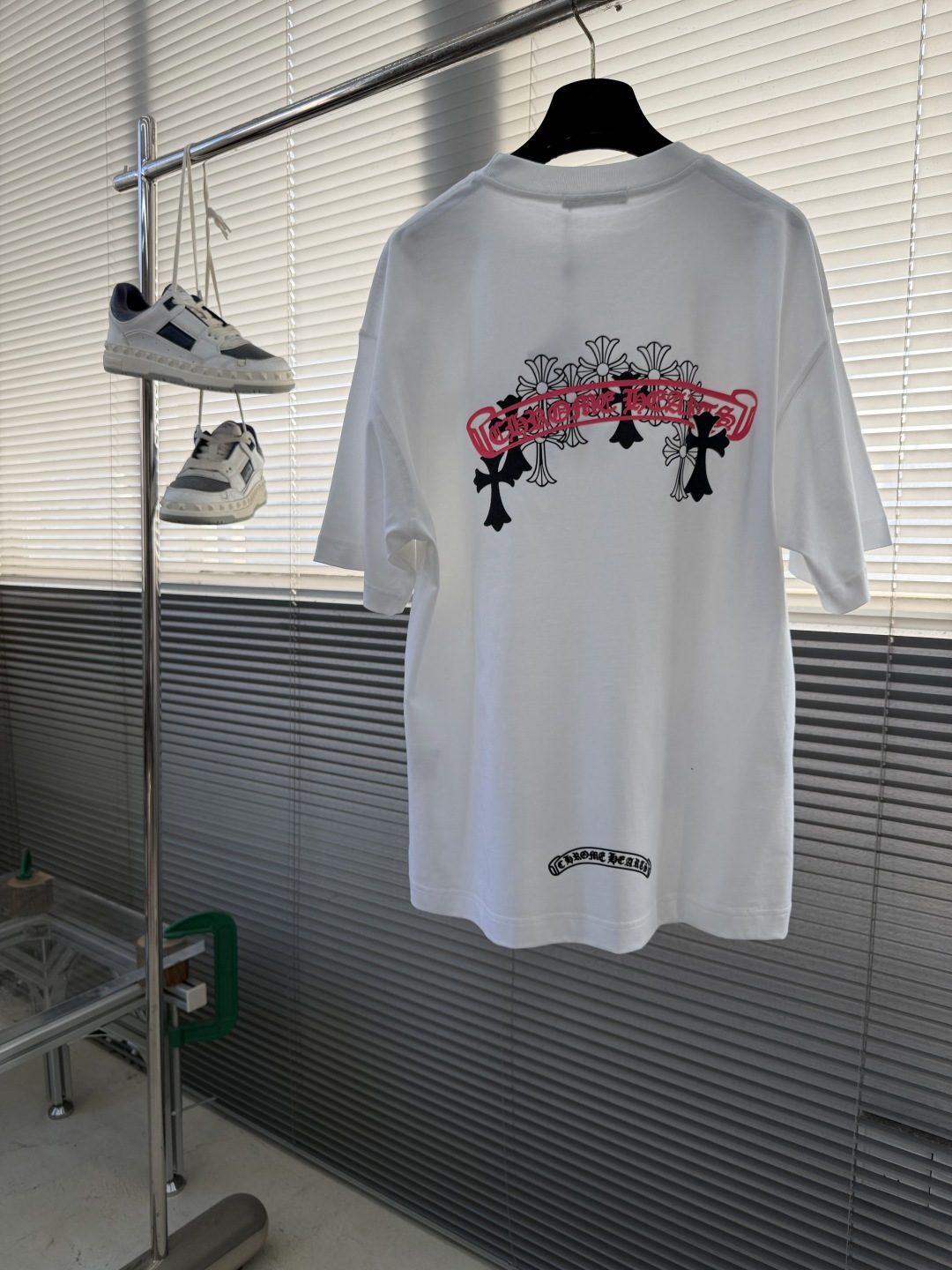 -CH 克罗心 新款T恤，300克重磅纯棉面料，oversized 版型还原美式风格。复合磨砂材料搭配玫