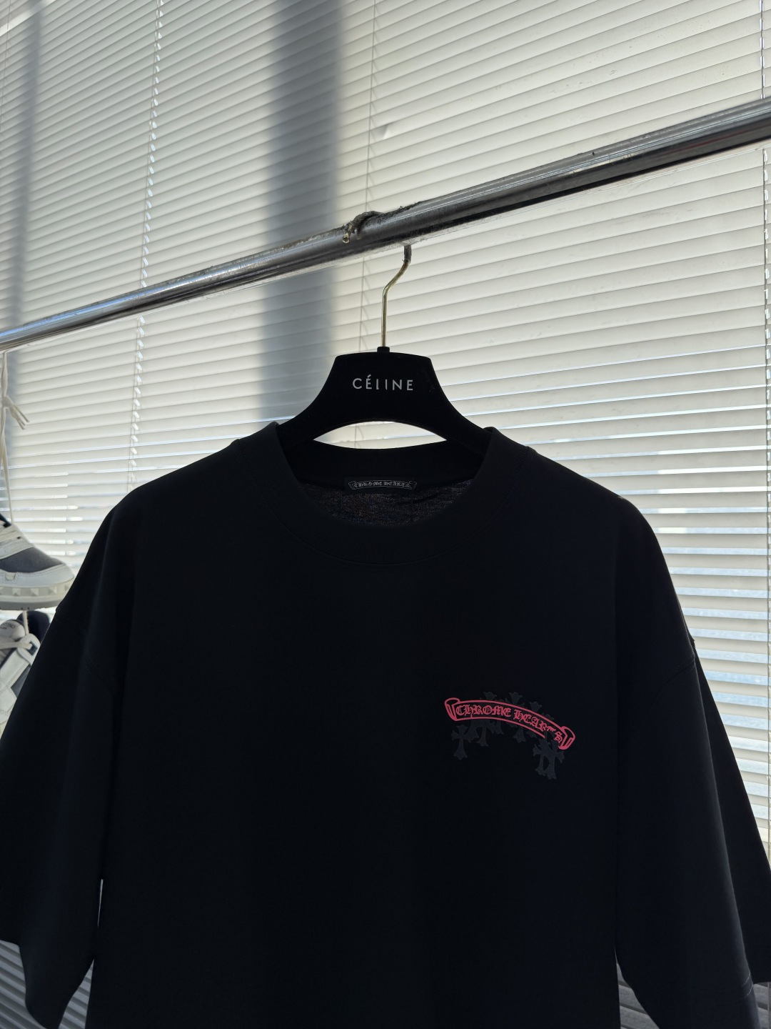 -CH 克罗心 新款T恤，300克重磅纯棉面料，oversized 版型还原美式风格。复合磨砂材料搭配玫