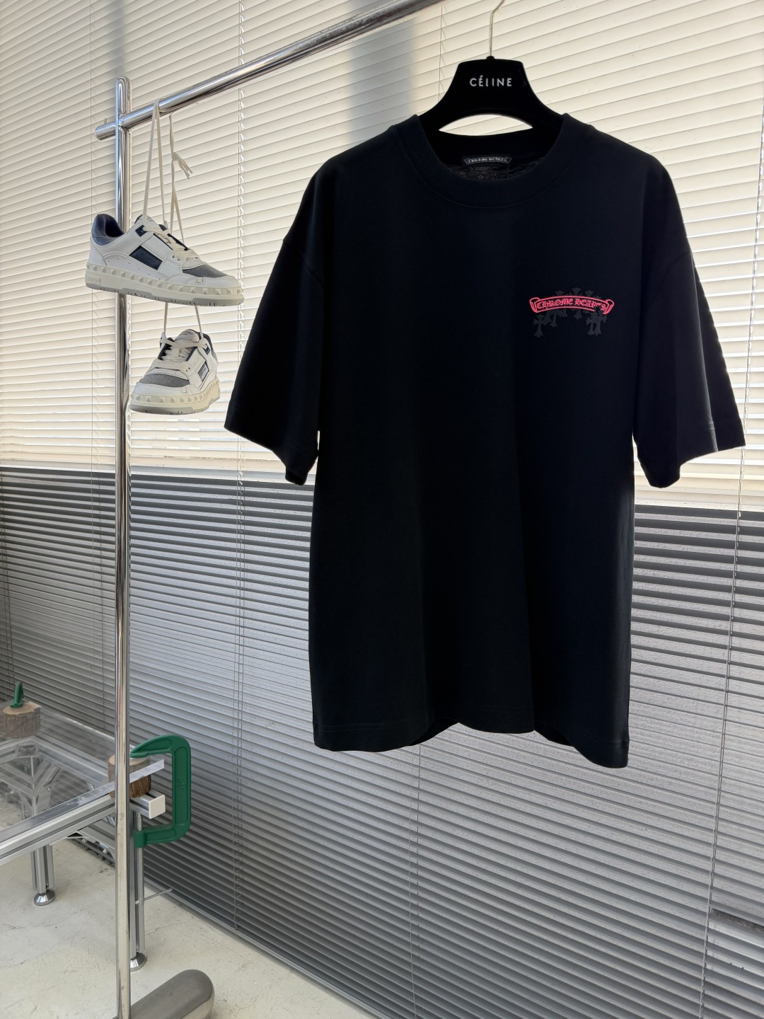 -CH 克罗心 新款T恤，300克重磅纯棉面料，oversized 版型还原美式风格。复合磨砂材料搭配玫