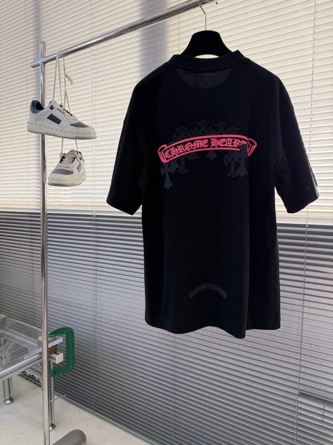 -CH 克罗心 新款T恤，300克重磅纯棉面料，oversized 版型还原美式风格。复合磨砂材料搭配玫