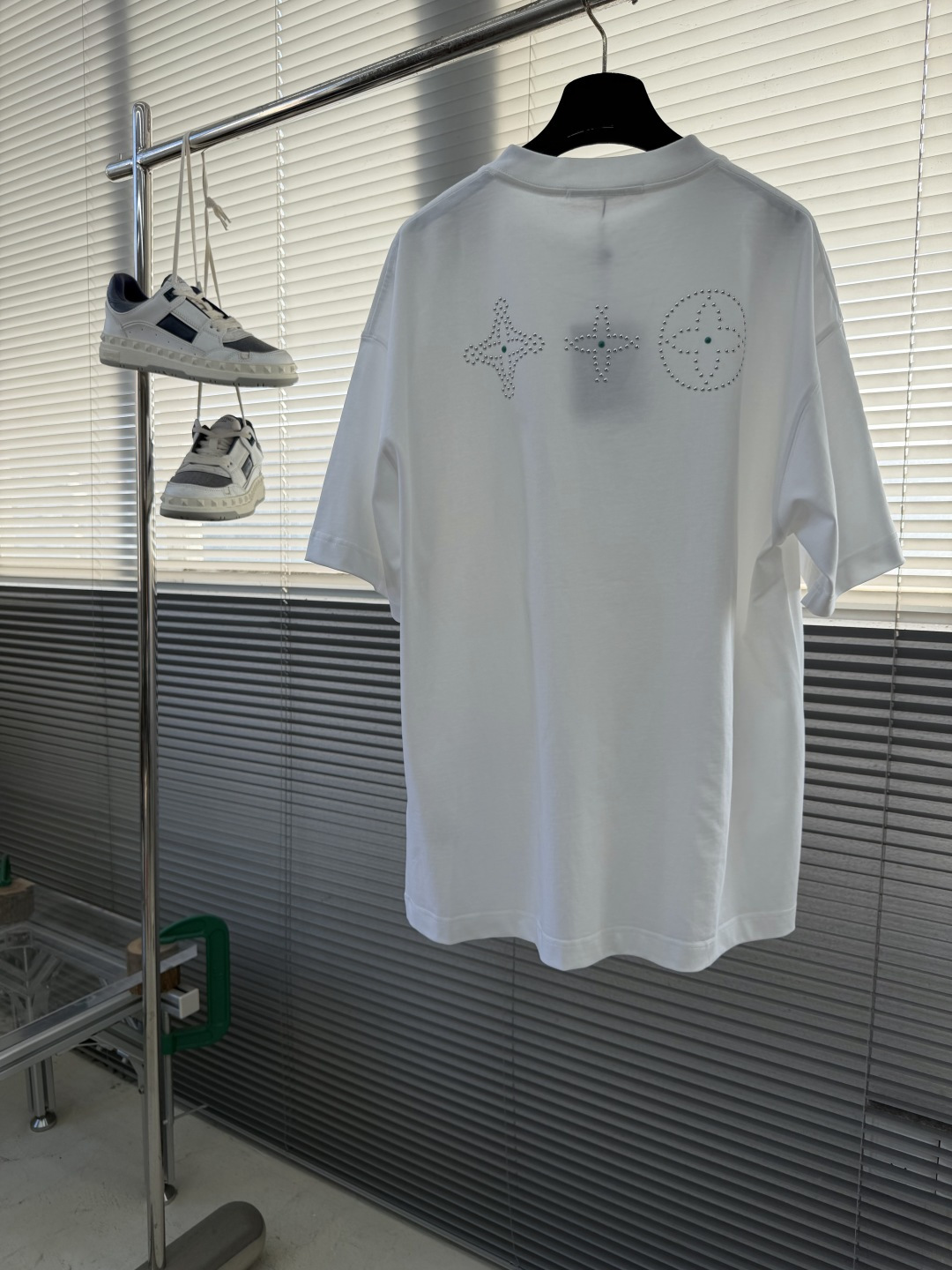 -驴牌 2025fw新款T恤，绿松切片配以莹亮珠片于胸前，后幅三花四叶草图案彰显品牌调性，300克纯棉面