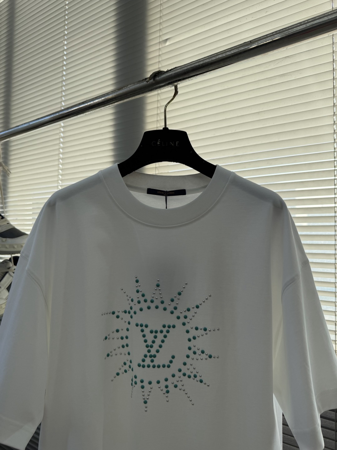 -驴牌 2025fw新款T恤，绿松切片配以莹亮珠片于胸前，后幅三花四叶草图案彰显品牌调性，300克纯棉面