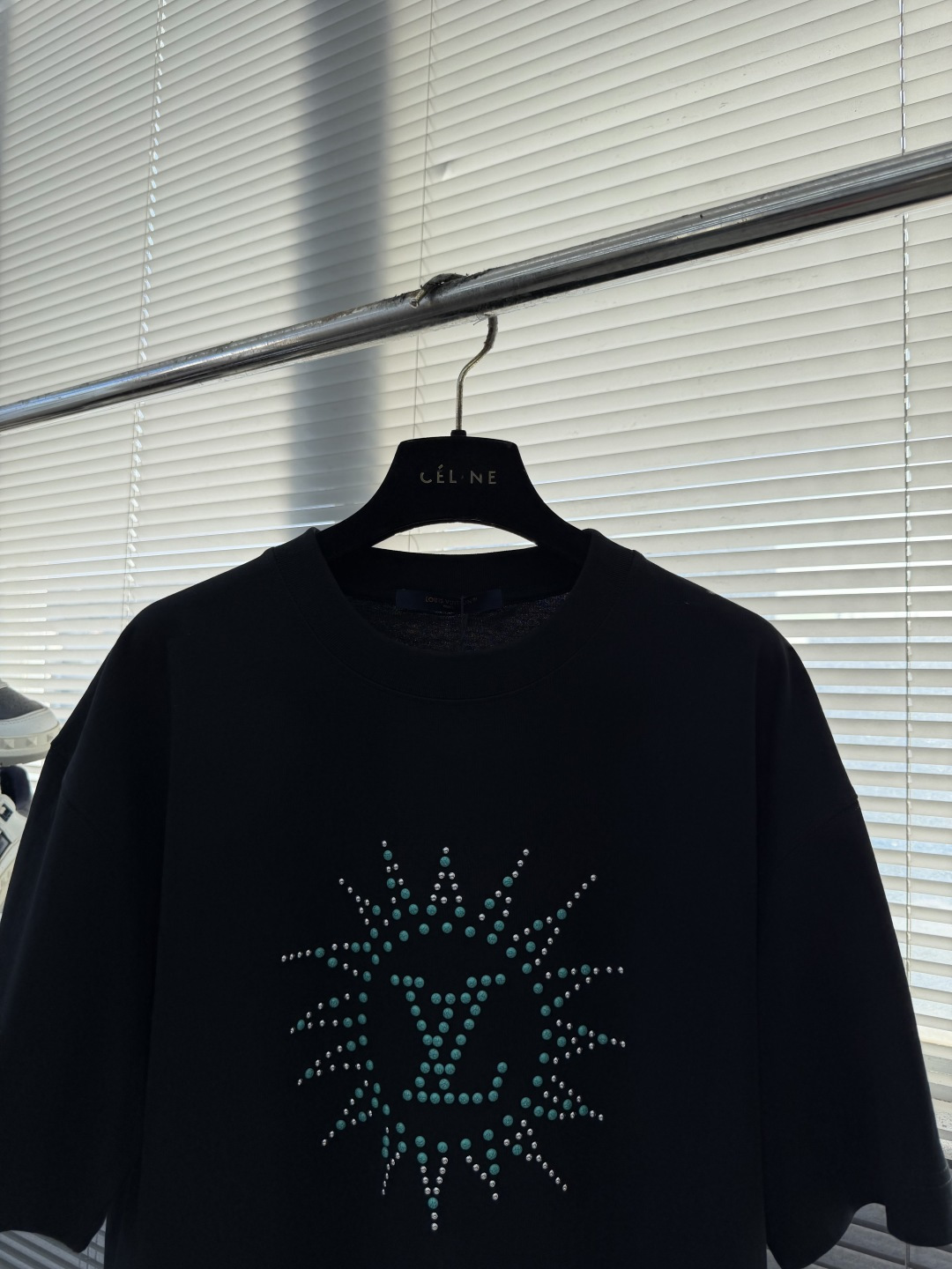 -驴牌 2025fw新款T恤，绿松切片配以莹亮珠片于胸前，后幅三花四叶草图案彰显品牌调性，300克纯棉面